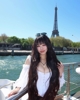 这谁不羡慕呀~大老师的身材是真有料,出门游玩还买了个大可颂~