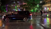 时隔七年重返季后赛并取胜,大批马刺球迷开车上街鸣笛庆祝!