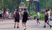 别看大叔打球晃晃悠悠，但在场上是真的不好防！